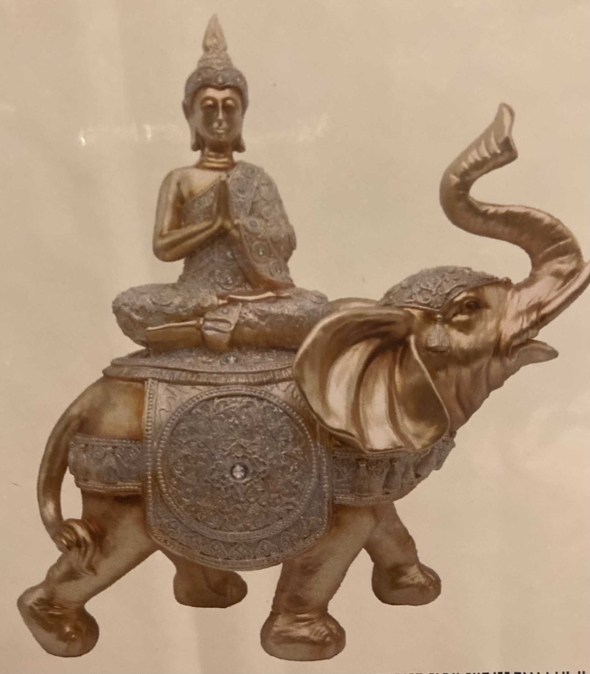 Buda tibetano dorado sobre elefante