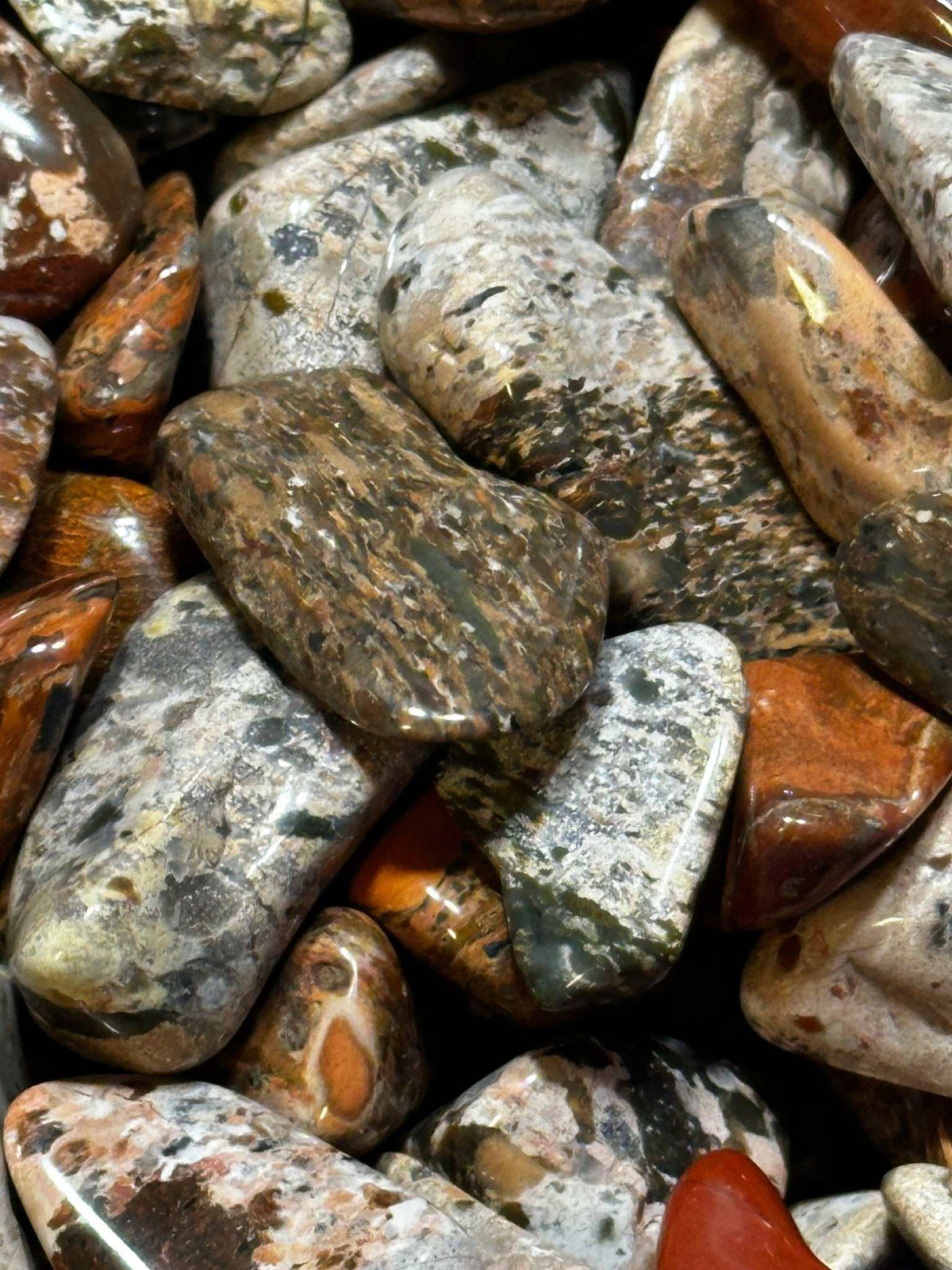 Piedra de jaspe brechado pulida en rodillo