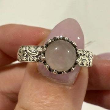 Anillo de banda ornamentado redondo de cuarzo rosa – Plata de ley – Talla 10