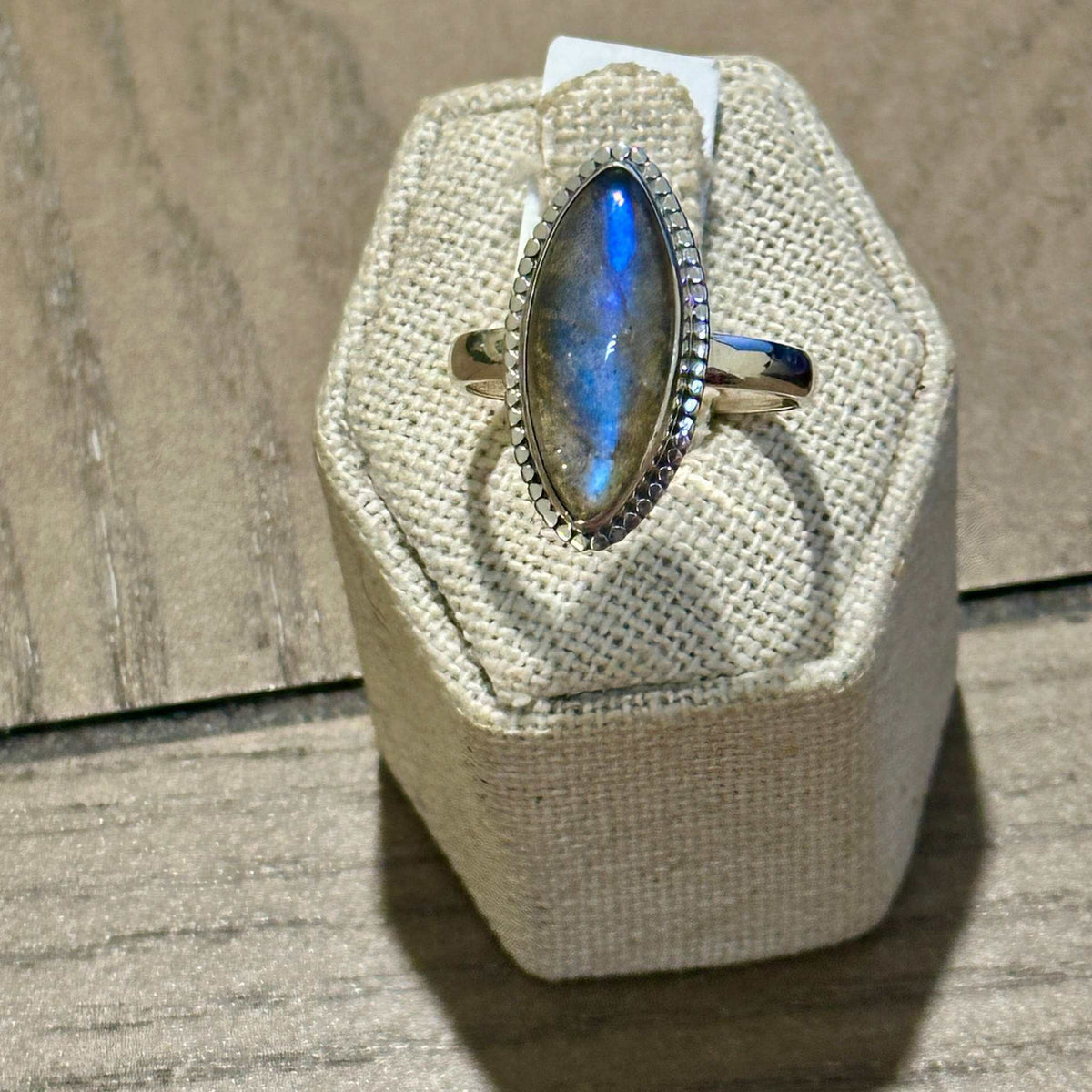 Anillo de labradorita talla marquesa con engaste de cuentas – Plata de ley – Talla 10
