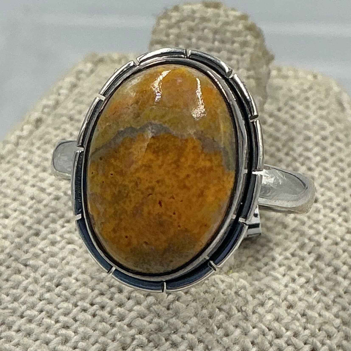 Anillo ovalado de jaspe abejorro con borde de plata de ley - Talla 7 - Alegría, fortaleza y poder personal