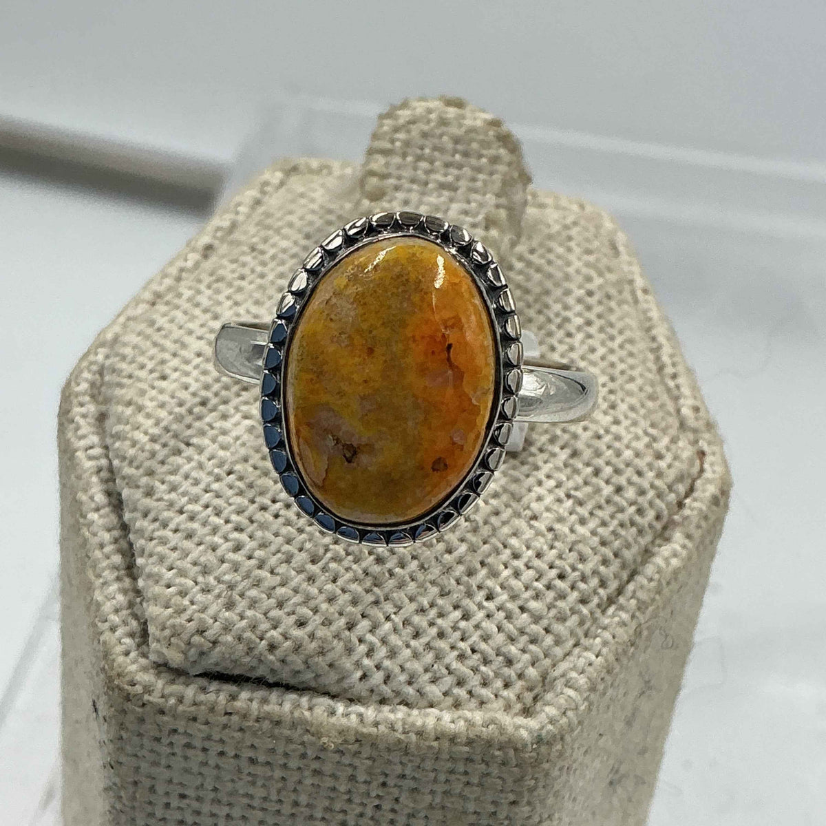 Anillo ovalado de plata de ley con jaspe abejorro - Talla 9 - Alegría, fortaleza y poder personal