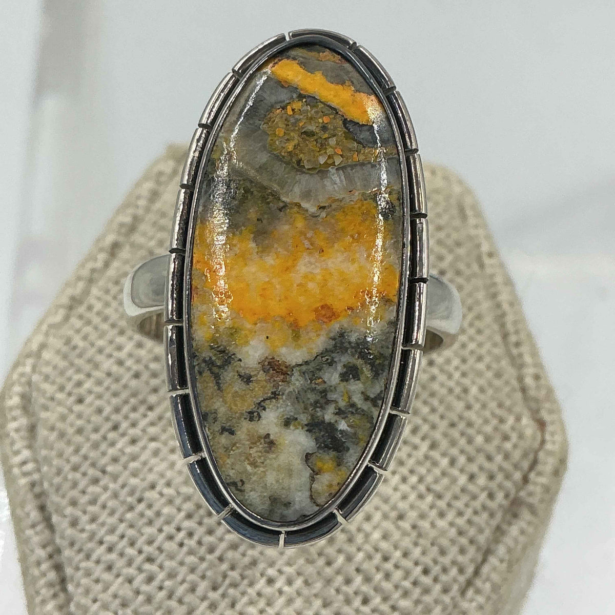 Anillo ovalado de jaspe abejorro con borde de plata de ley - Talla 9 - Alegría, fortaleza y poder personal