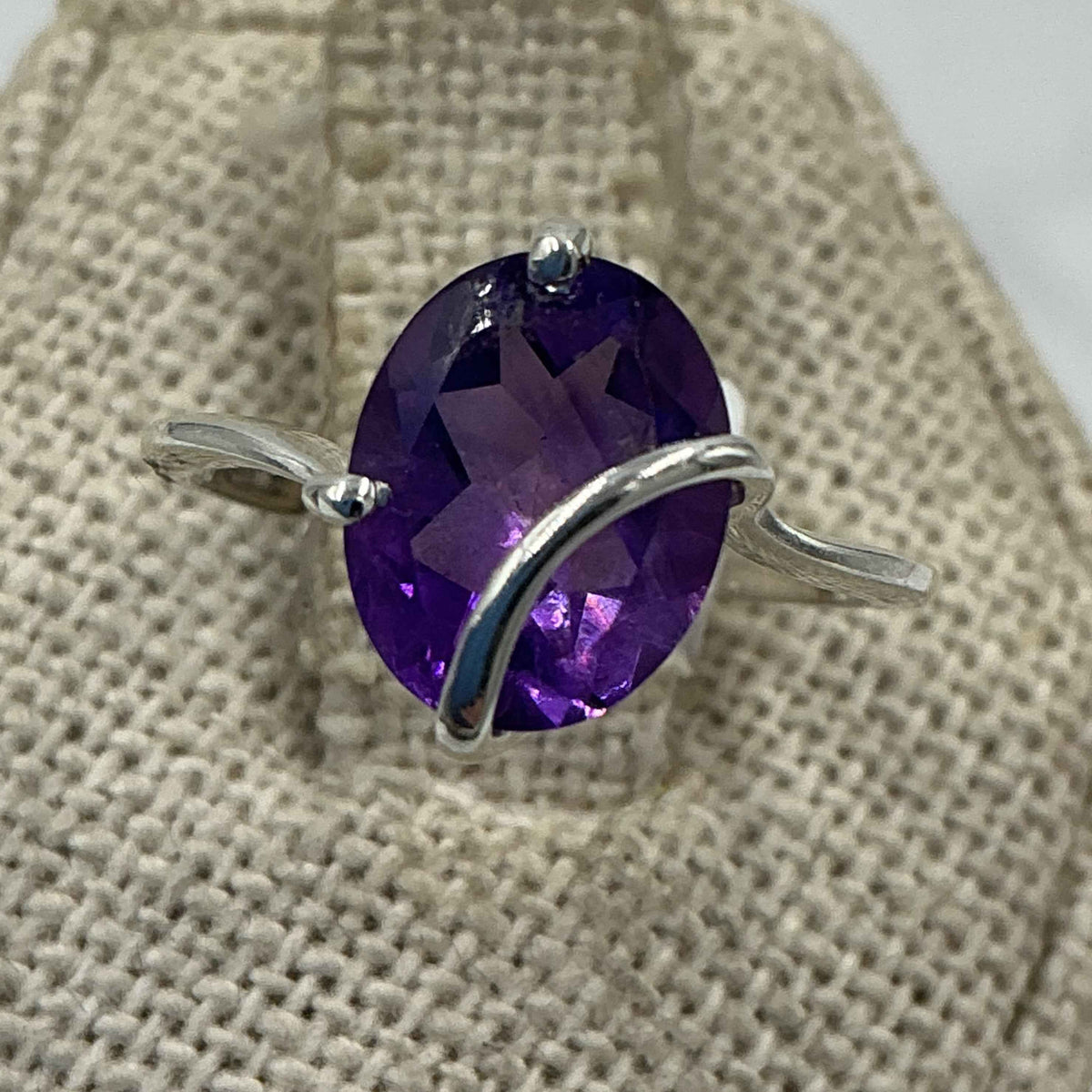 Anillo ovalado de plata de ley con amatista fluida – Talla 6 – Calma, intuición y protección espiritual