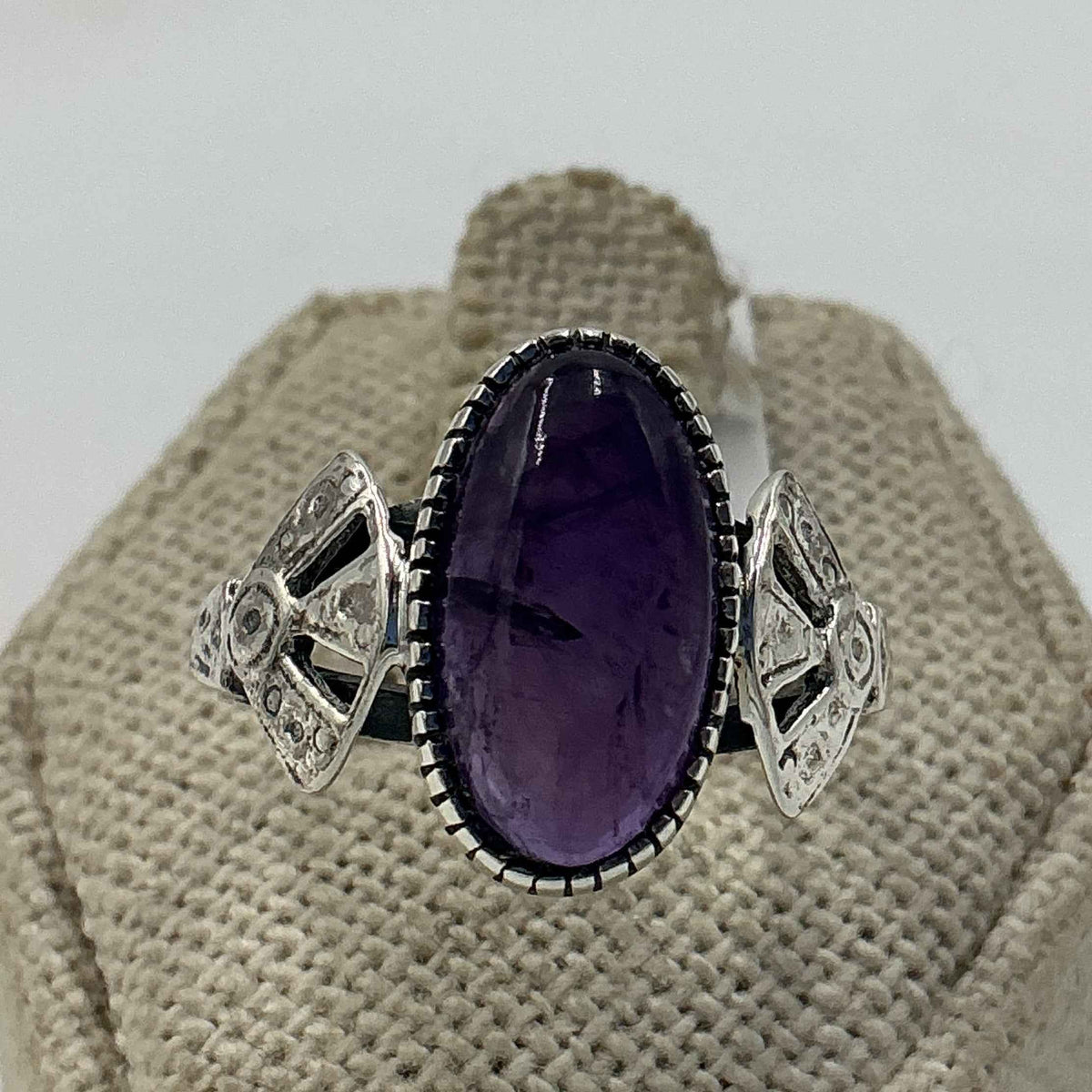 Anillo ovalado de amatista en plata de ley con banda de abanico – Talla 7 – Calma, intuición y protección espiritual