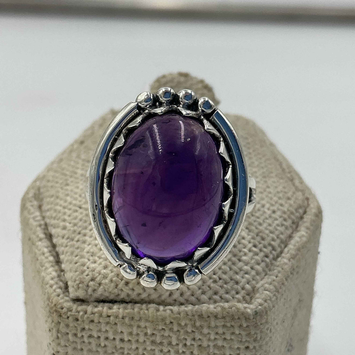 Anillo de plata de ley con amatista ovalada y halo – Talla 7 – Calma, intuición y protección espiritual
