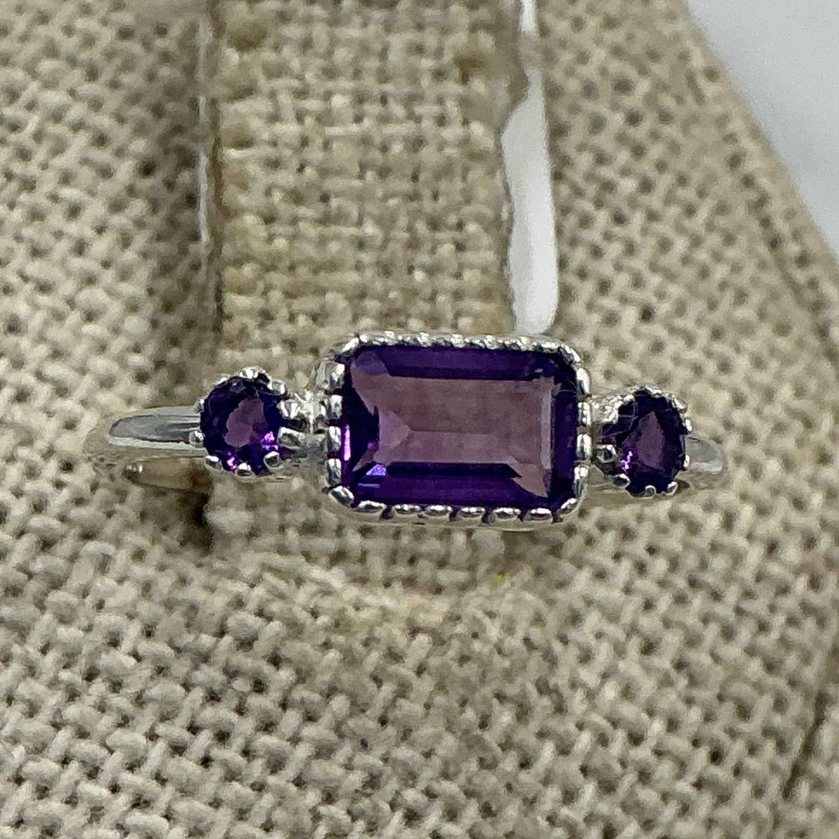 Anillo rectangular de plata de ley con amatista – Talla 5 – Calma, intuición y protección espiritual