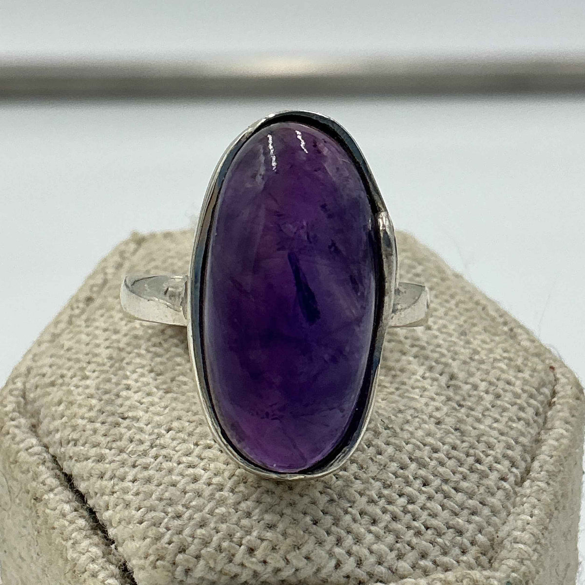 Anillo de plata de ley con amatista ovalada en forma de ola – Talla 8 – Calma, intuición y protección espiritual