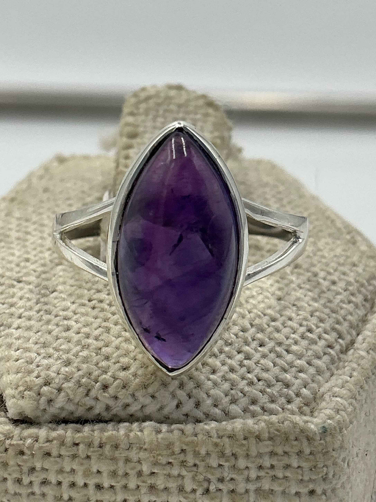 Anillo de plata de ley con banda dividida y amatista marquesa – Talla 8 – Calma, intuición y protección espiritual