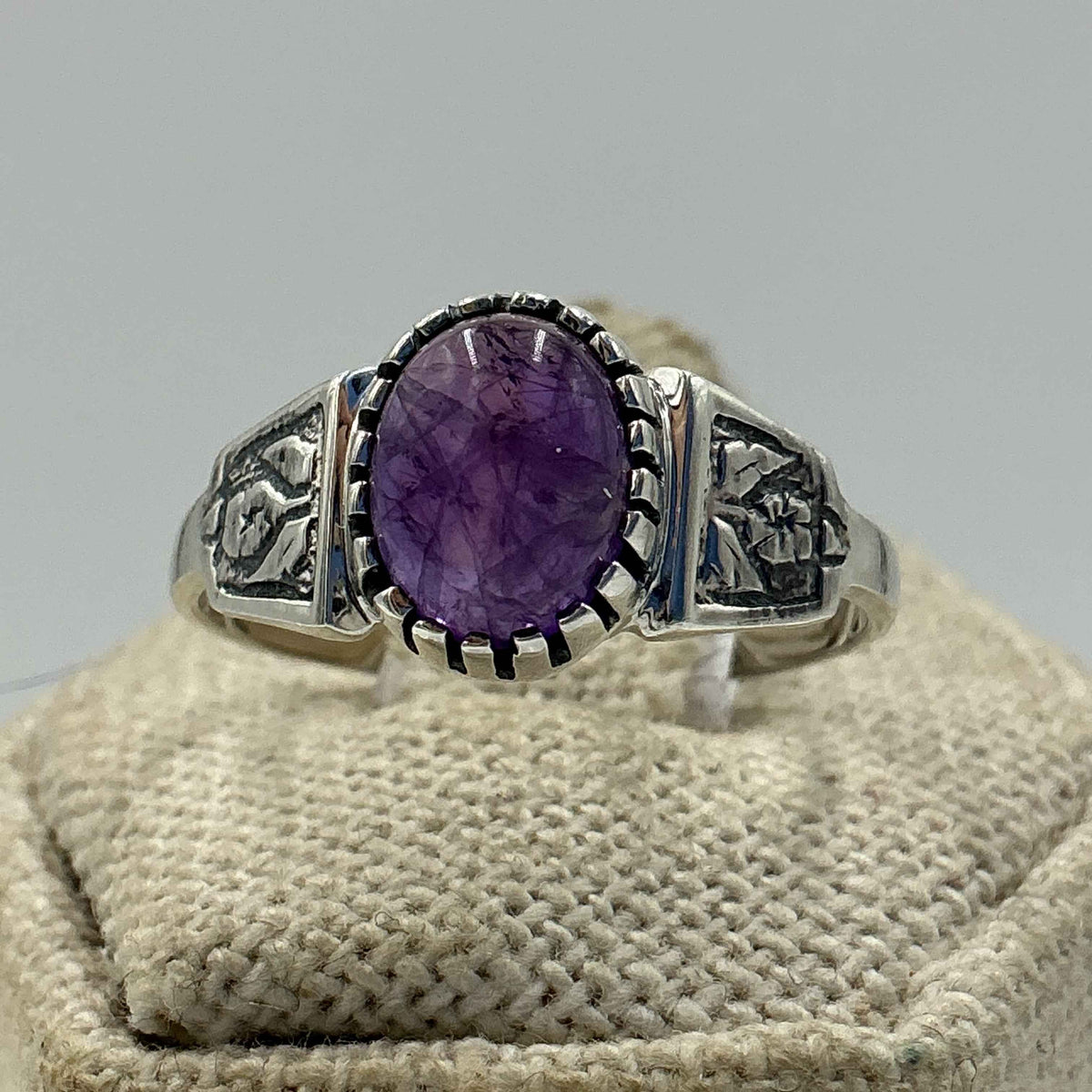 Anillo de plata de ley con banda dividida y amatista ovalada – Talla 10 – Calma, intuición y protección espiritual