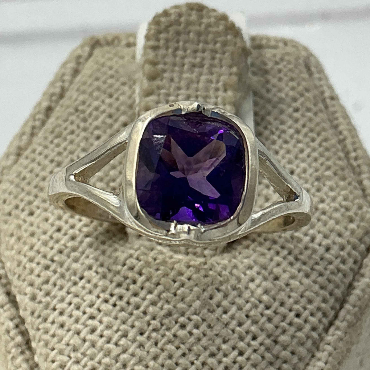 Anillo de plata de ley con banda dividida y amatista cuadrada – Talla 9 – Calma, intuición y protección espiritual