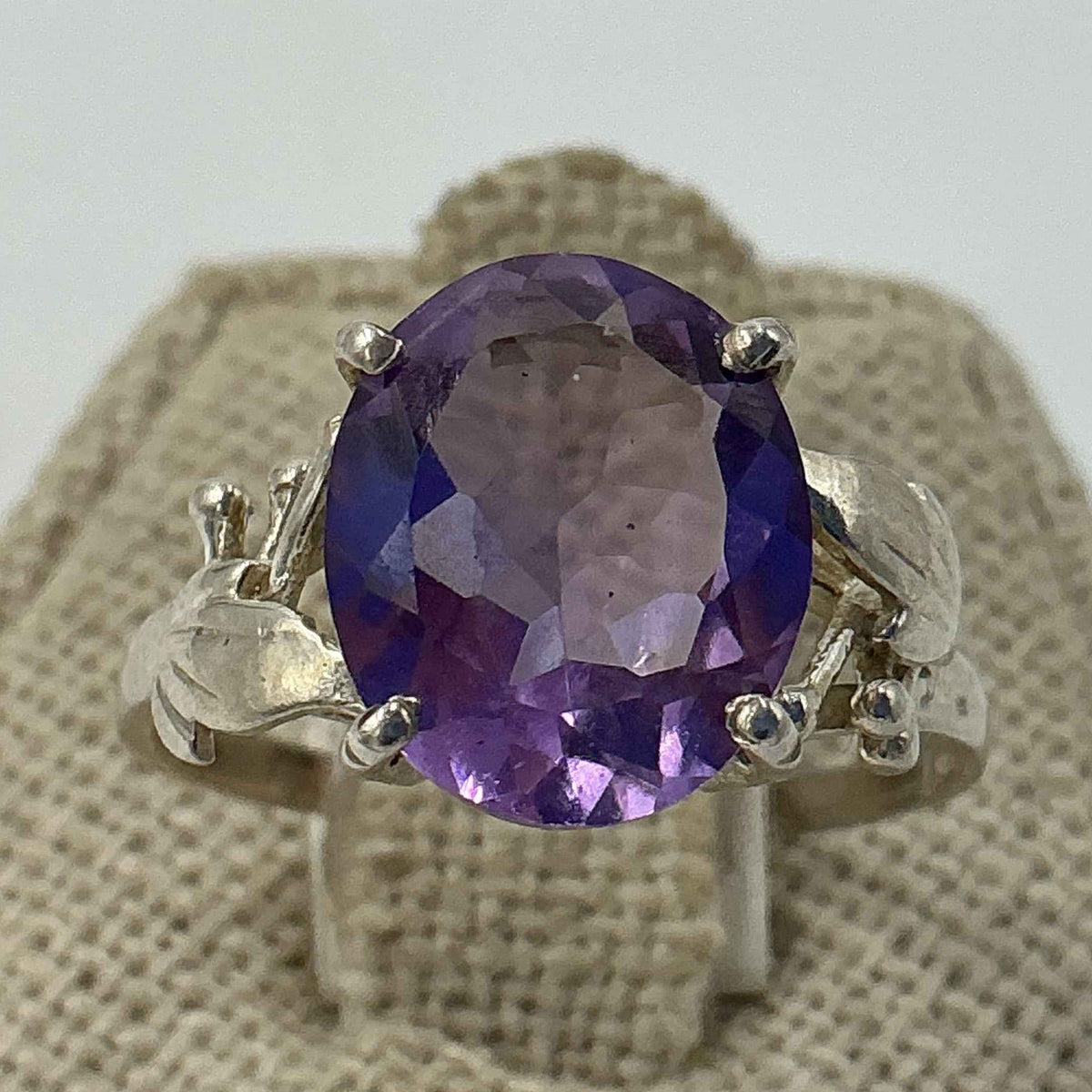 Anillo ovalado de amatista con banda floral en plata de ley – Talla 9 – Calma, intuición y protección espiritual