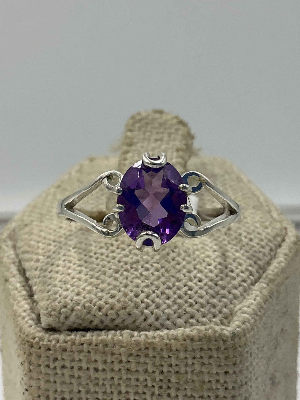 Anillo de plata de ley con amatista en forma de gota y flor de loto – Talla 10 – Calma, intuición y protección espiritual