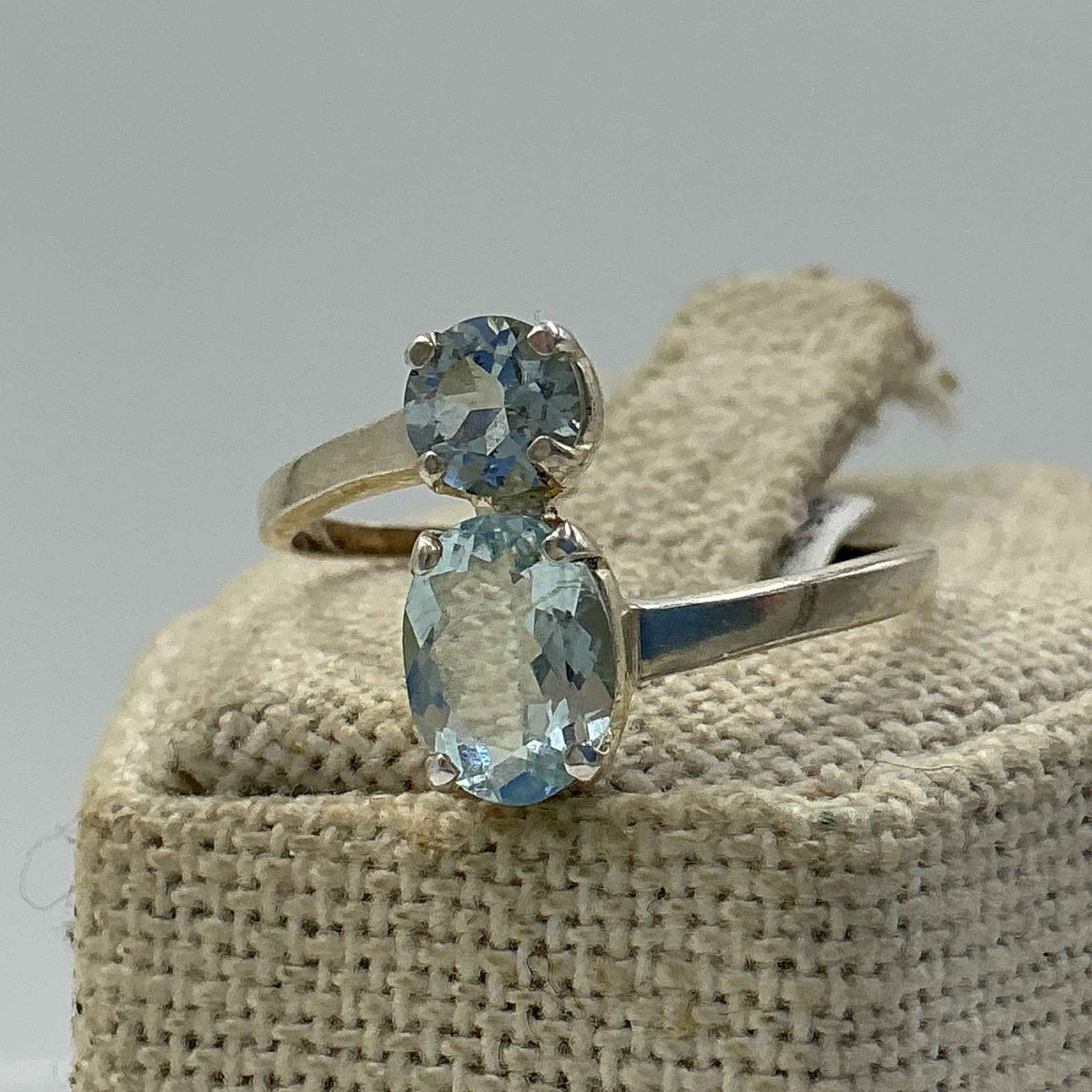 Anillo de plata de ley con óvalos y círculos superpuestos de aguamarina - Talla 10 - Paz, valentía y comunicación clara