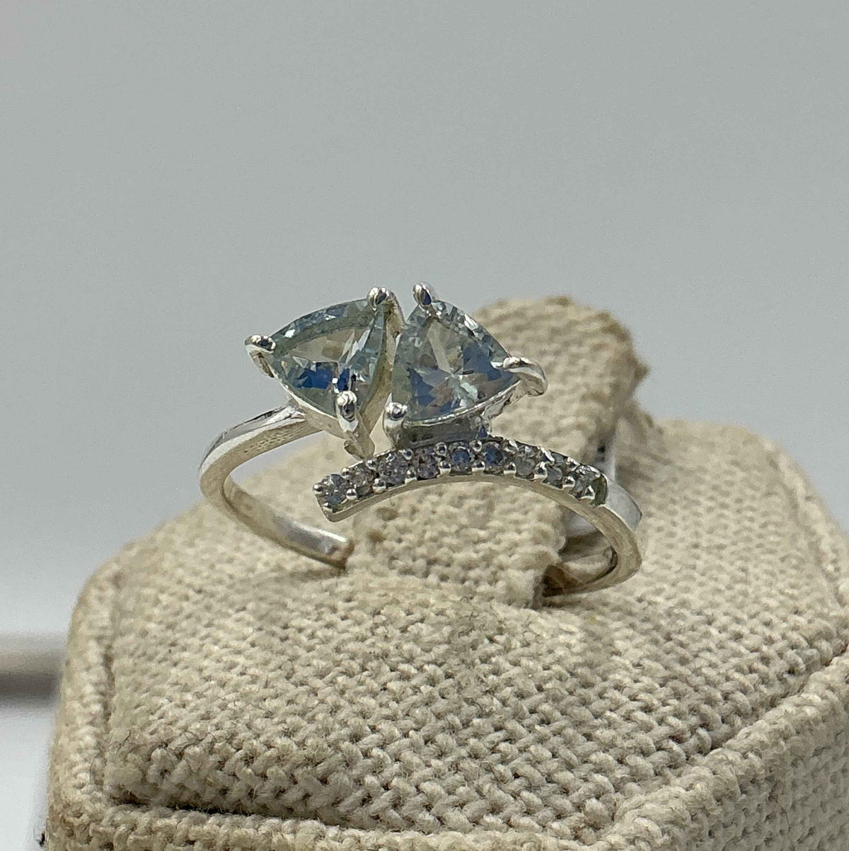 Anillo de plata de ley con doble triángulo fluido y aguamarina - Talla 7 - Paz, valentía y comunicación clara