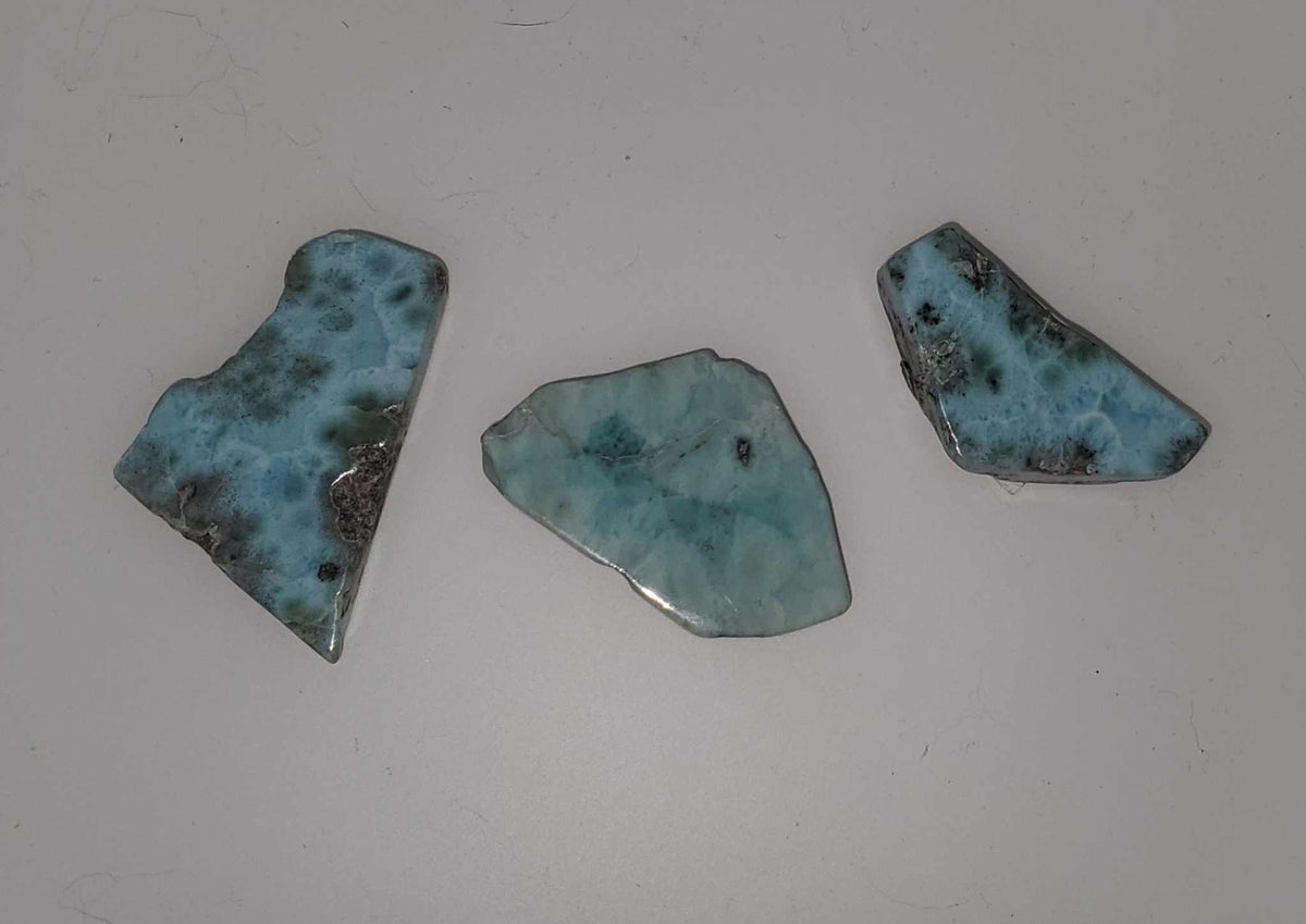 Pieza natural de larimar pulida y tallada