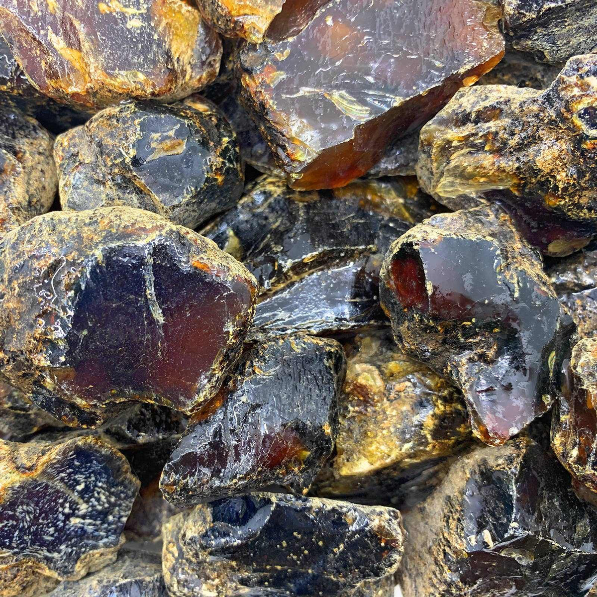 Ámbar dorado de superficie rugosa – Piedra en bruto de Indonesia