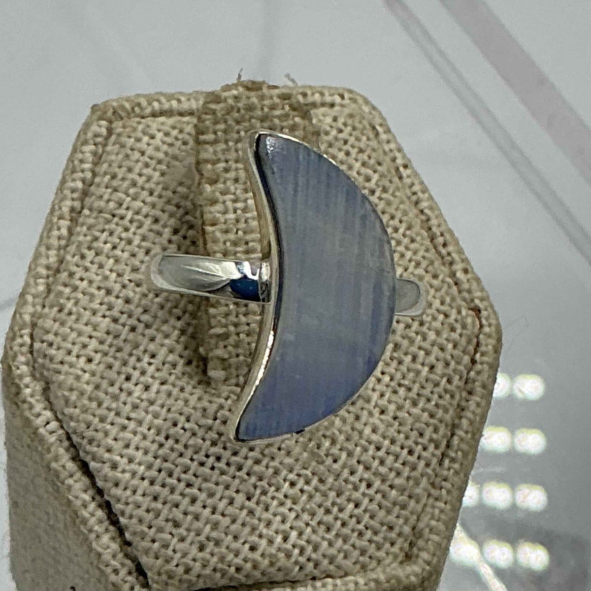 Anillo de media luna de plata de ley con piedra lunar arcoíris – Talla 9 – Intuición, energía femenina y nuevos comienzos