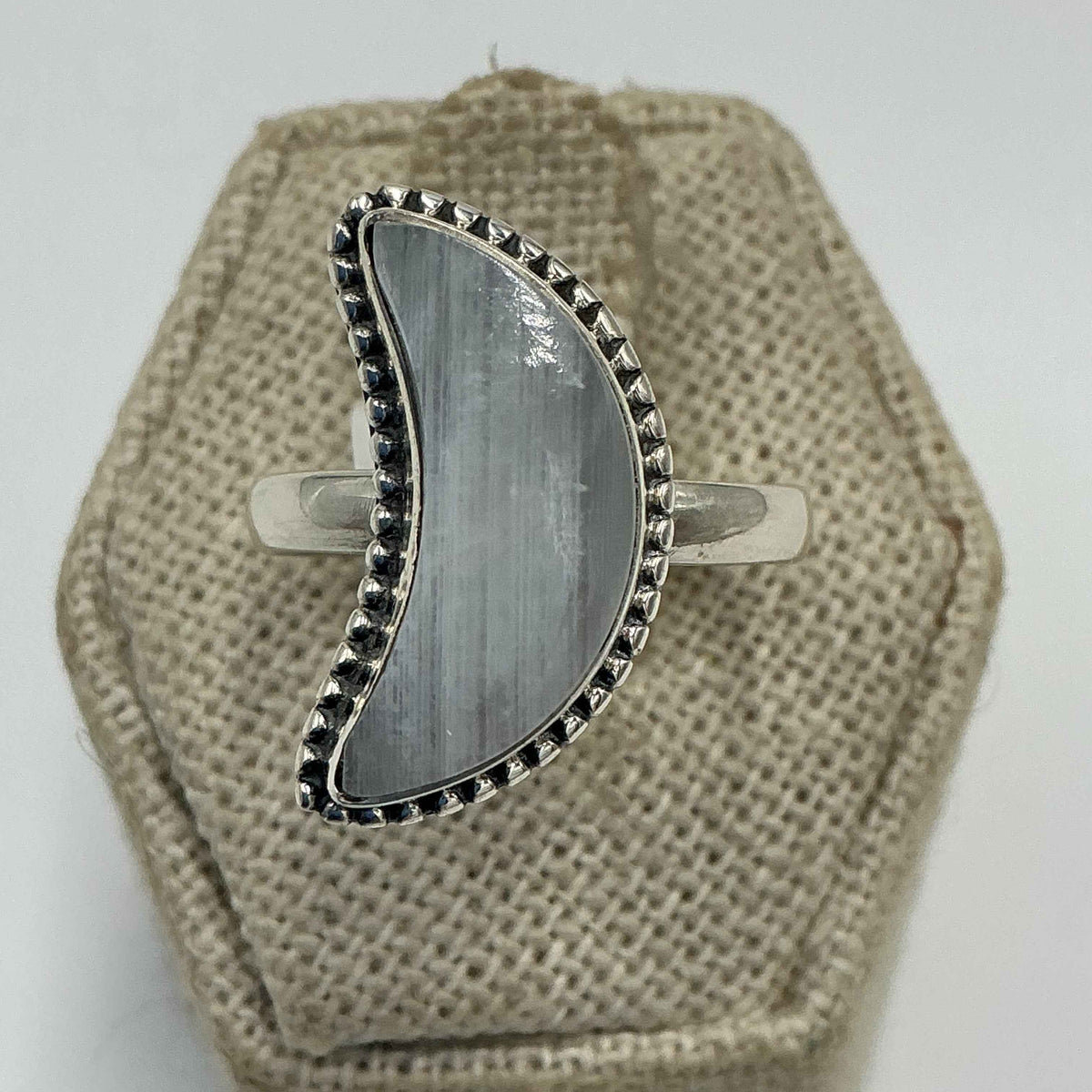 Anillo de media luna de plata de ley con piedra lunar arcoíris – Talla 9 – Intuición, sabiduría interior y nuevos comienzos