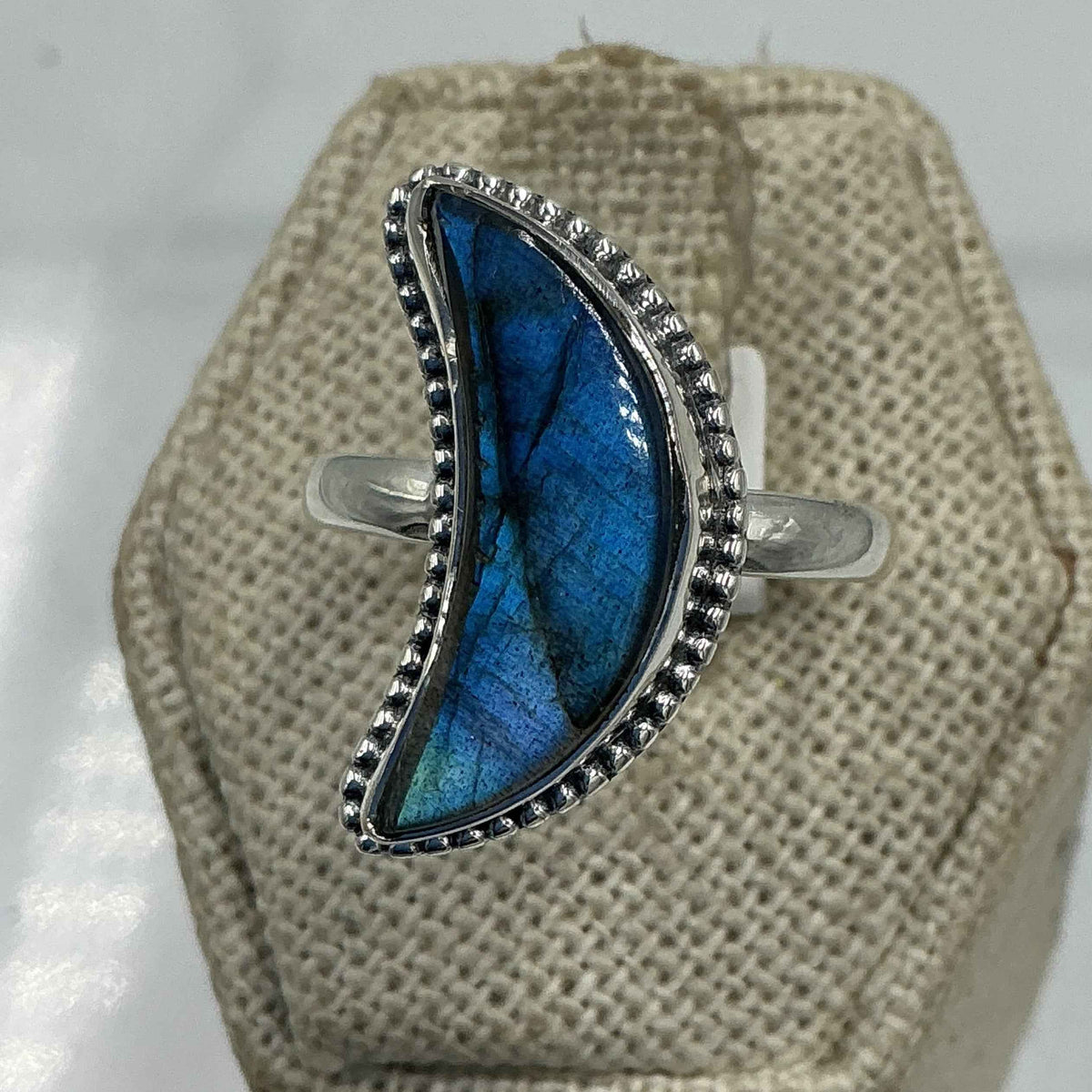 Anillo de media luna de plata de ley con labradorita – Talla 9 – Intuición, protección y energía mística