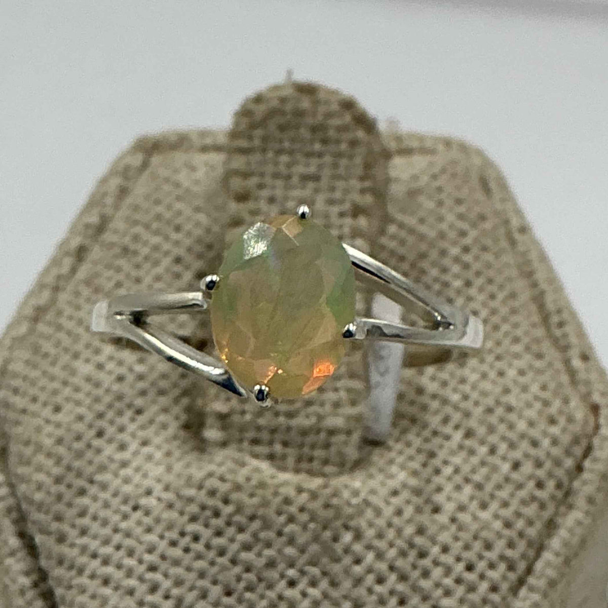 Anillo de plata de ley con ópalo etíope y banda dividida – Talla 10 – Intuición, inspiración y equilibrio emocional