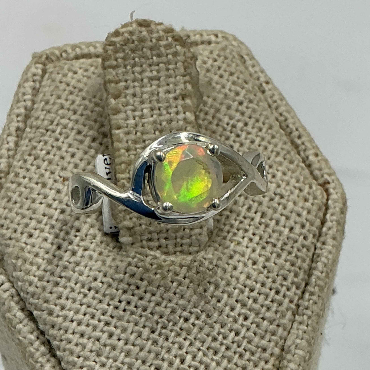 Anillo de plata de ley con ópalo etíope en espiral – Talla 6 – Intuición, inspiración y equilibrio emocional