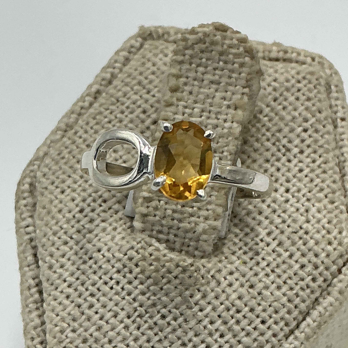Anillo de banda de círculo abierto con citrino ovalado en plata de ley – Talla 7 – Abundancia, confianza y equilibrio