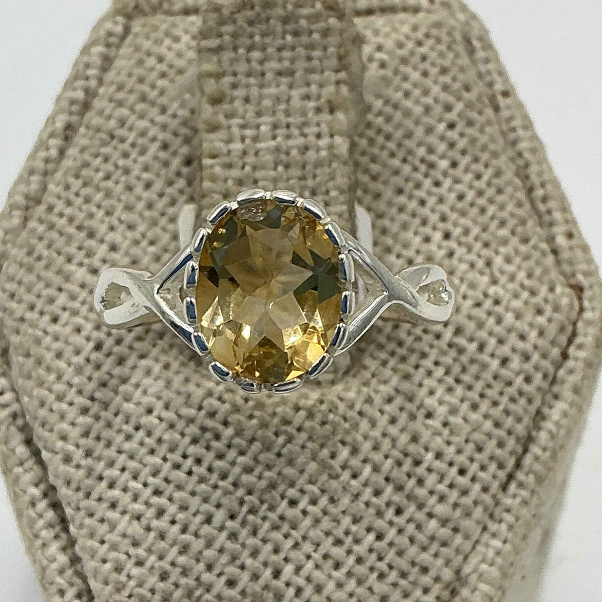 Anillo de plata de ley con citrino ovalado, halo y diseño torcido – Talla 7 – Abundancia, alegría y poder personal