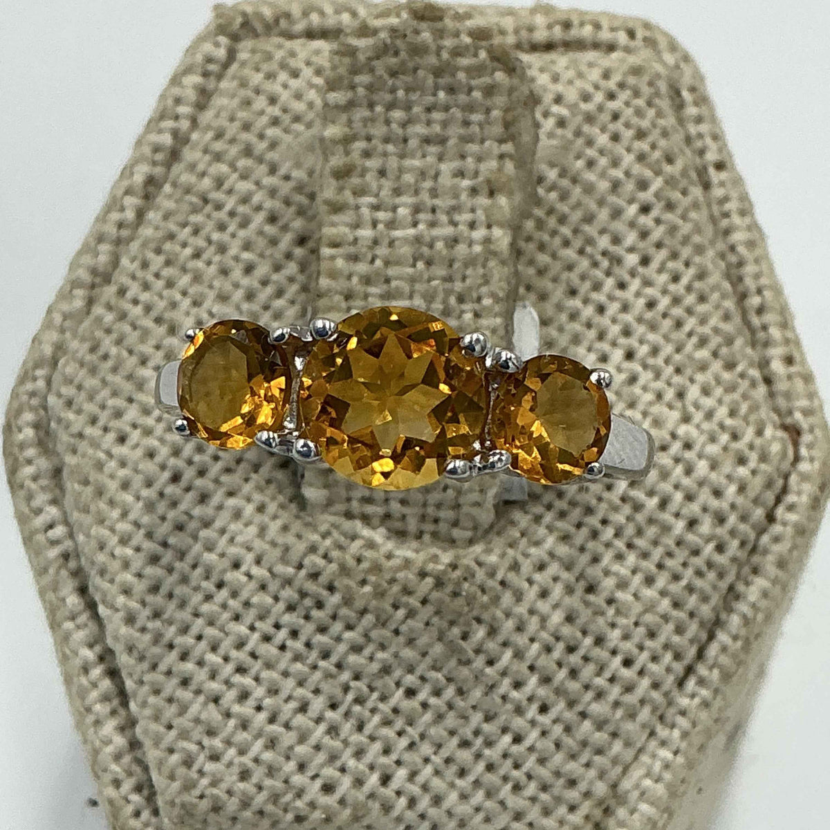 Anillo de plata de ley con tres piedras de citrino – Talla 8 – Abundancia, alegría y manifestación