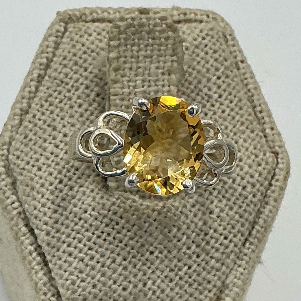 Anillo de plata de ley con citrino ovalado y filigrana floral – Talla 8 – Abundancia, alegría y confianza