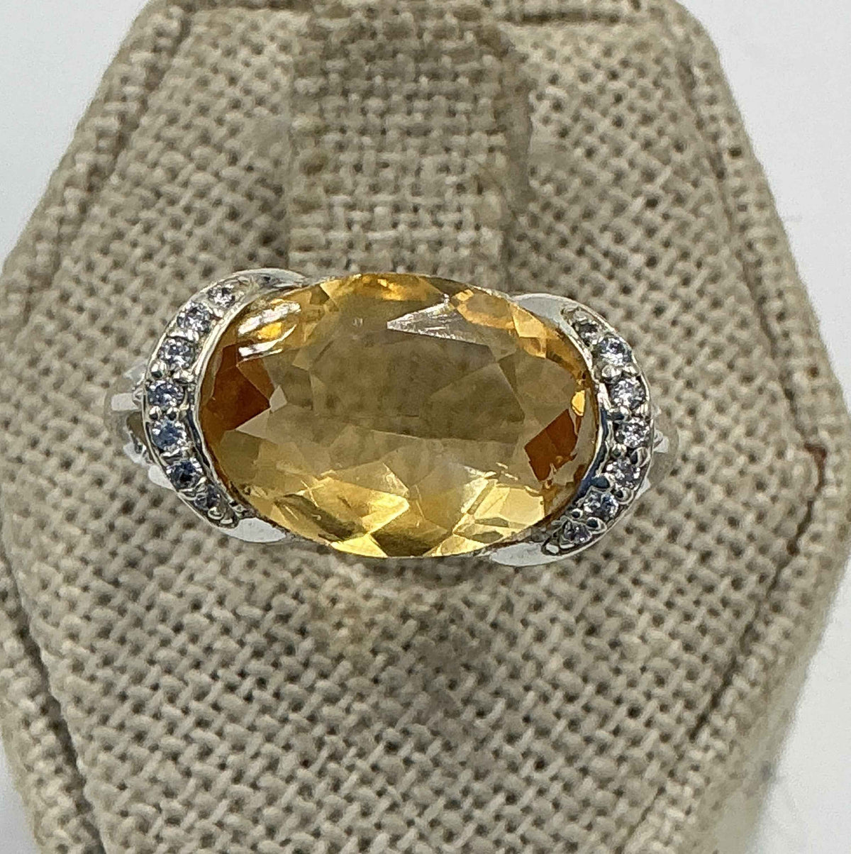 Anillo de plata de ley con doble banda, citrino ovalado y halo – Talla 8 – Abundancia, confianza y resplandor