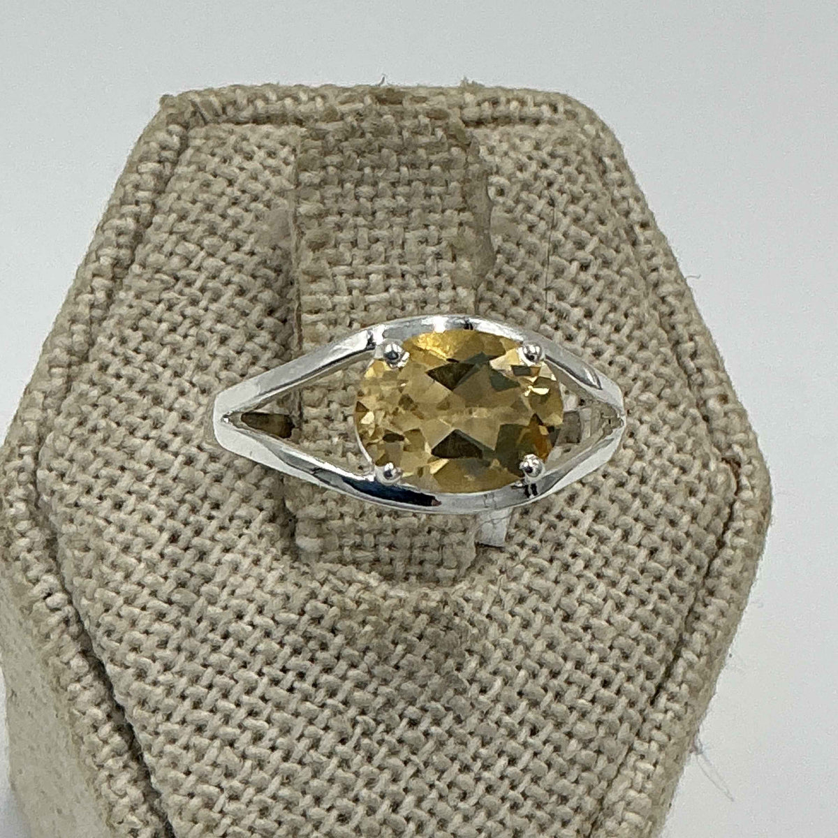 Anillo ovalado de plata de ley con citrino y engaste en V – Talla 8 – Abundancia, claridad y confianza