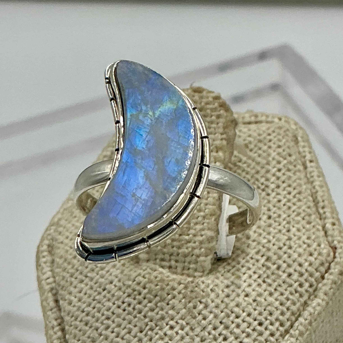 Anillo de media luna de plata de ley con piedra luna arcoíris – Talla 10 – Intuición, energía femenina y nuevos comienzos