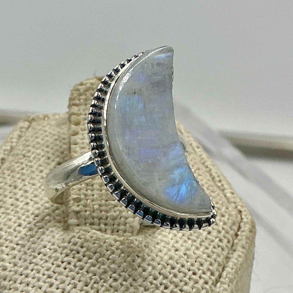 Anillo de media luna de plata de ley con piedra lunar arcoíris – Talla 6 – Intuición, energía femenina y nuevos comienzos