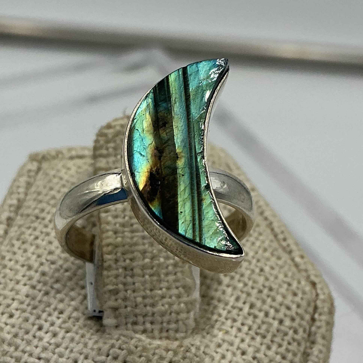 Anillo de plata de ley con labradorita en forma de luna creciente – Talla 7 – Protección, intuición y transformación