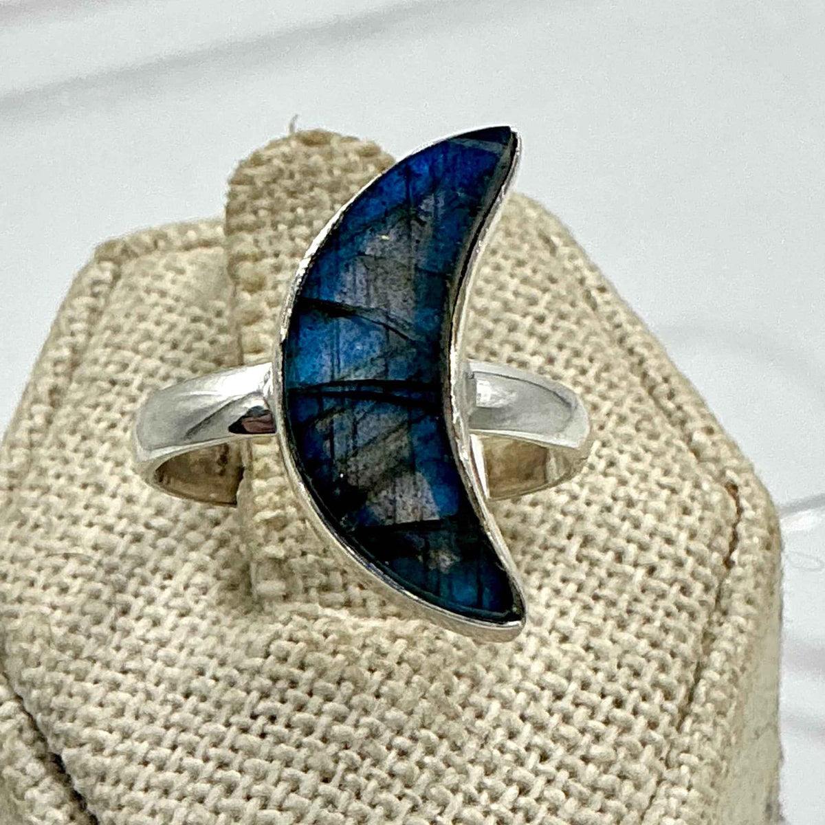 Anillo de plata de ley con labradorita y luna creciente – Talla 8 – Protección, intuición y transformación