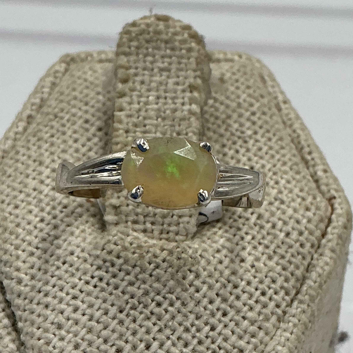 Anillo ovalado de plata de ley con ópalo etíope - Talla 7 - Intuición, creatividad y luz interior