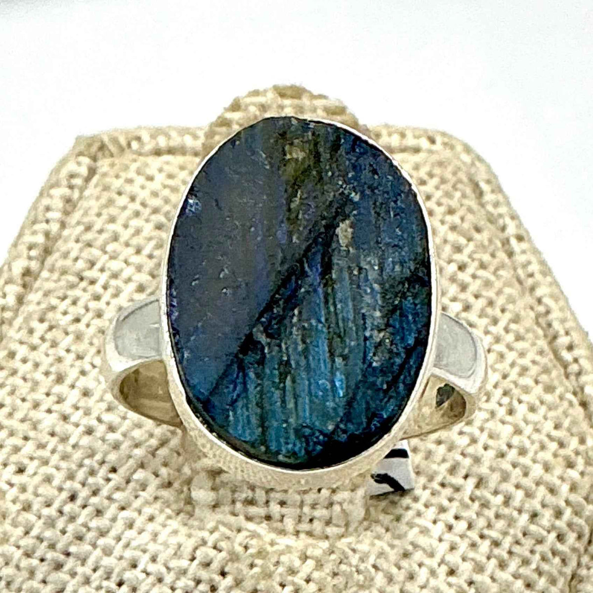 Anillo de plata de ley con labradorita ovalada en bruto - Talla 7 - Intuición, protección y transformación