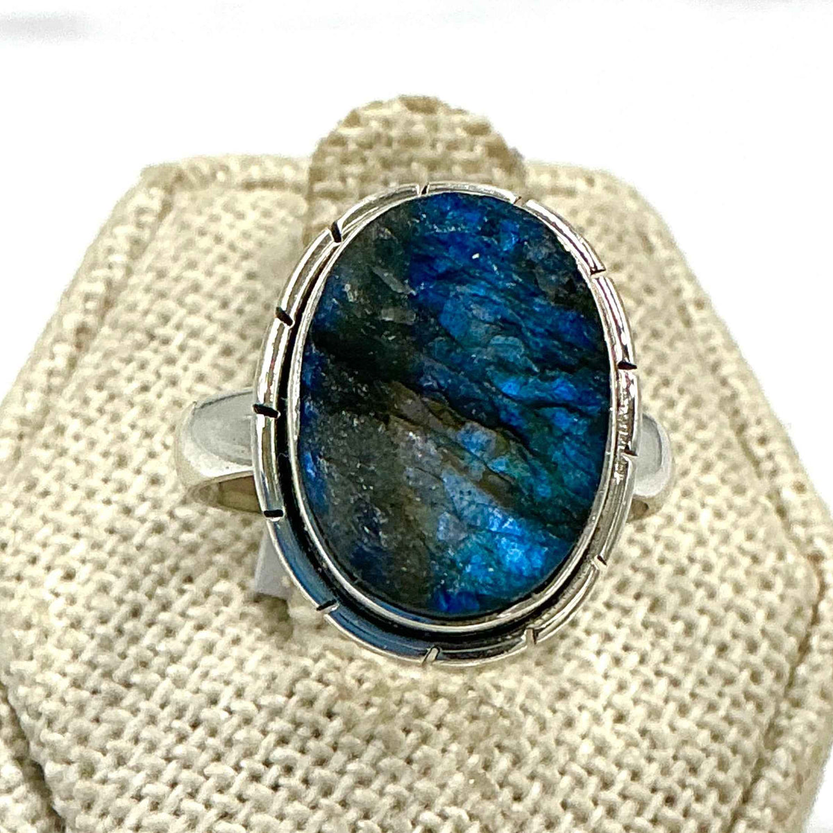 Anillo de plata de ley con labradorita ovalada de bordes irregulares - Talla 7 - Intuición, protección y transformación
