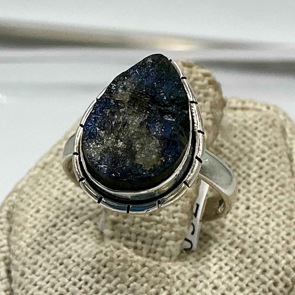 Anillo de plata de ley con labradorita en forma de lágrima y bordes irregulares - Talla 7 - Intuición, protección y transformación