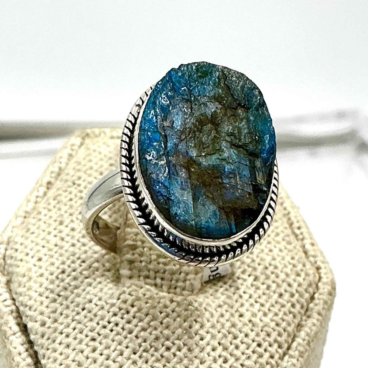 Anillo de plata de ley con labradorita ovalada en bruto engastada en bisel - Talla 8 - Intuición, protección y transformación