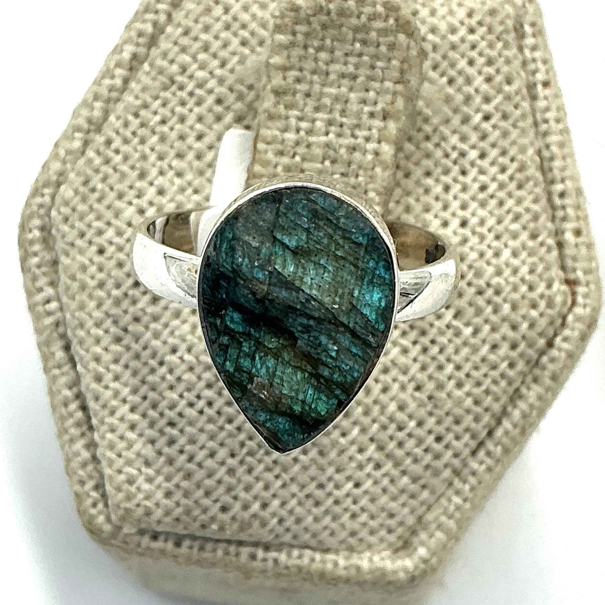 Anillo de plata de ley con labradorita en bruto en forma de lágrima - Talla 8 - Intuición, protección y transformación
