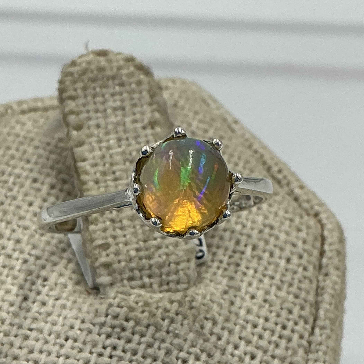 Anillo de plata de ley con ópalo etíope circular y engaste de corona - Talla 8 - Intuición, creatividad y luz interior