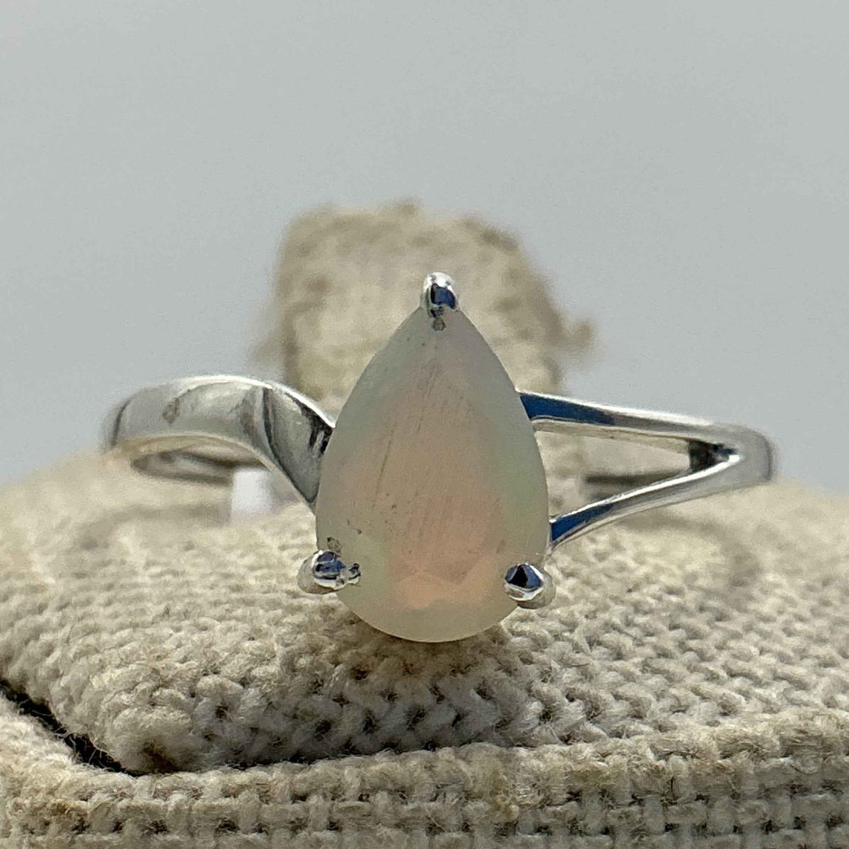 Anillo de plata de ley con banda dividida y ópalo etíope en forma de lágrima - Talla 9 - Intuición, creatividad y luz interior