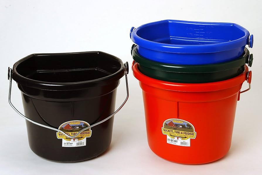 Little Giant Flat Back Plastic Animal Feed Livestock Horse Feed Bucket 5 Gallon
