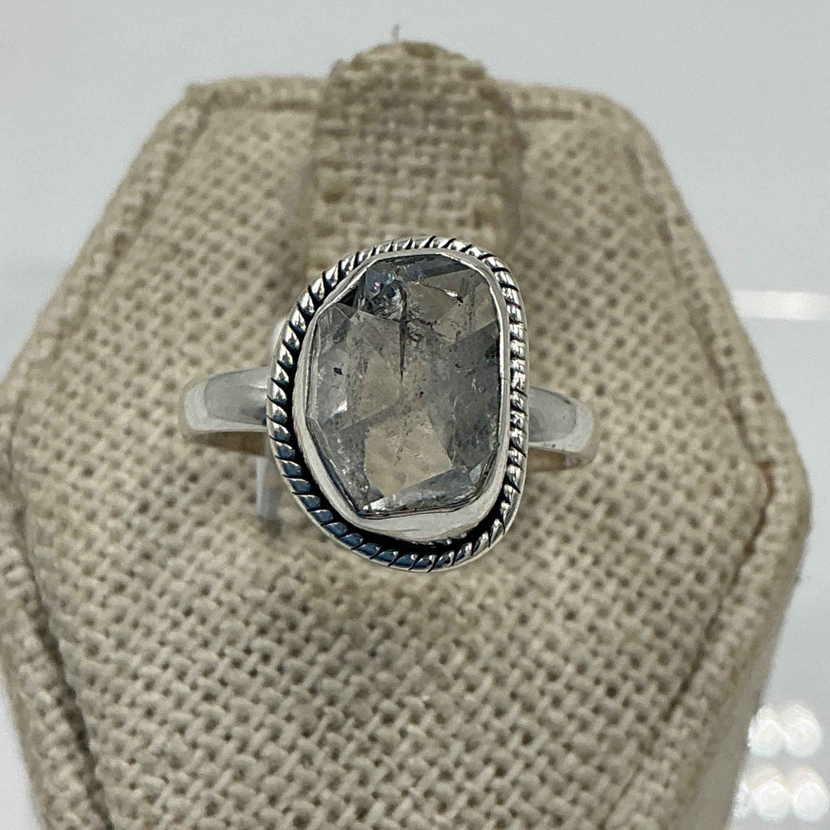 Anillo de plata de ley con diamante de Herkimer engastado en bisel - Talla 6 - Claridad, intuición y alineación