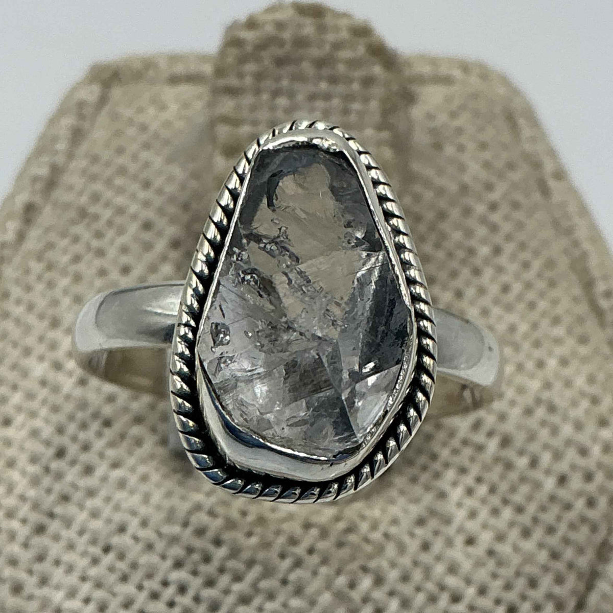Anillo de plata de ley con diamante de Herkimer engastado en bisel - Talla 7 - Claridad, intuición y alineación