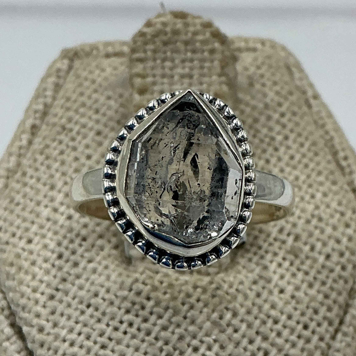 Anillo de plata de ley con diamante de Herkimer engastado en bisel - Talla 7 - Claridad, intuición y alineación