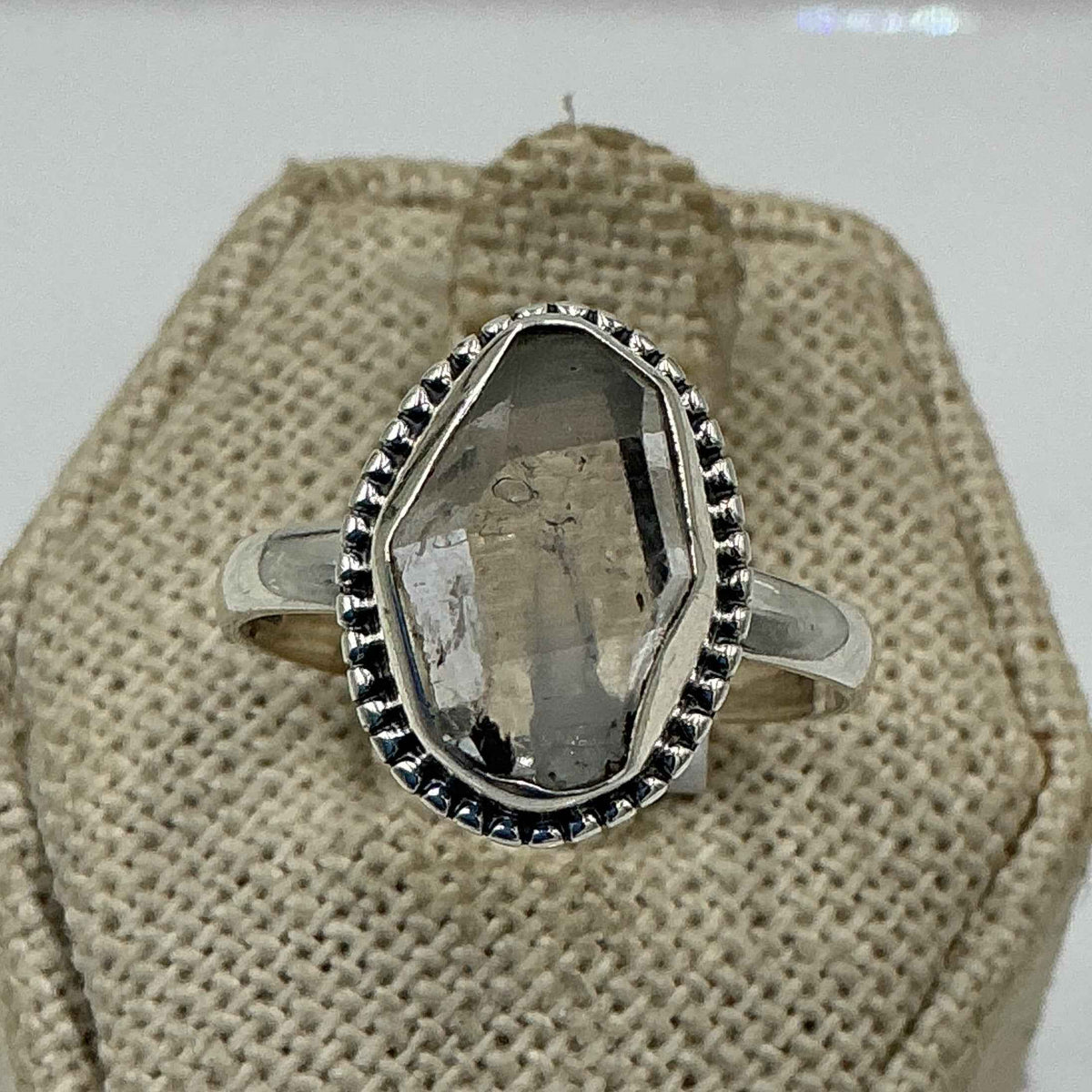 Anillo de plata de ley con diamante de Herkimer engastado en bisel - Talla 9 - Claridad, intuición y alineación