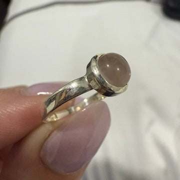 Anillo redondo de cuarzo rosa con engaste biselado – Plata de ley – Talla 5